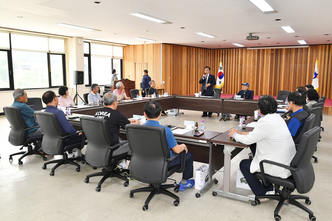 화천군 간동면 이장협의회 회의가 7일 간동면사무소에서 김세훈 군수를 비롯한 이장들이 참석한 가운데 열렸다. 