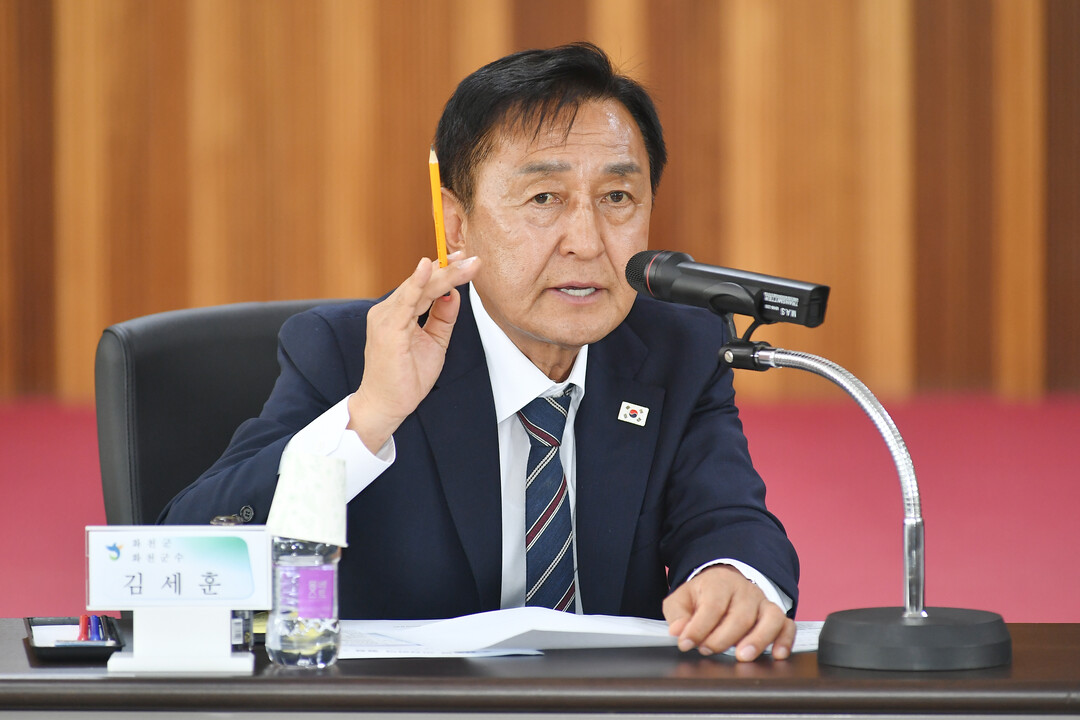 김세훈 군수가 화천군 간동면 이장협의회 회의에서 인사말을 하고 있다.(화천군청 제공) 