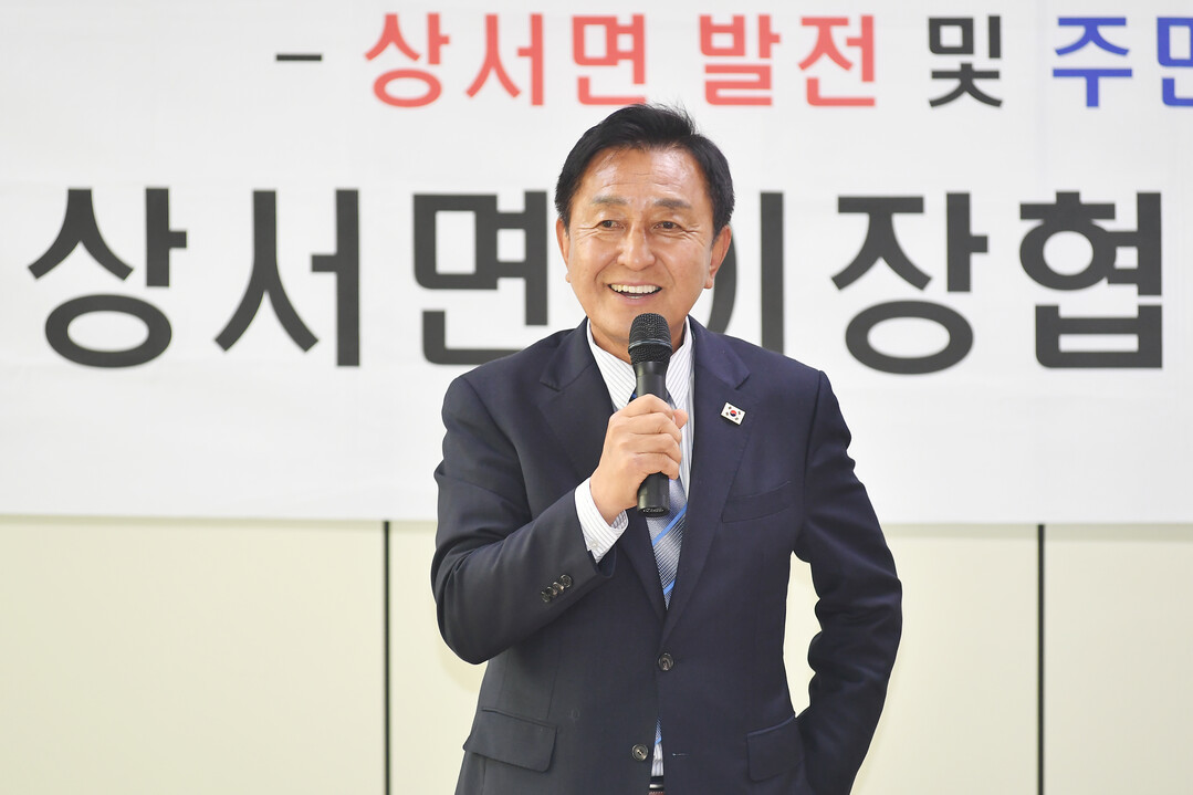 화천군 상서면 이장협의회 정례회의에 참석한 김세훈 군수가 인사말을 하고 있다(화천군청 제공)