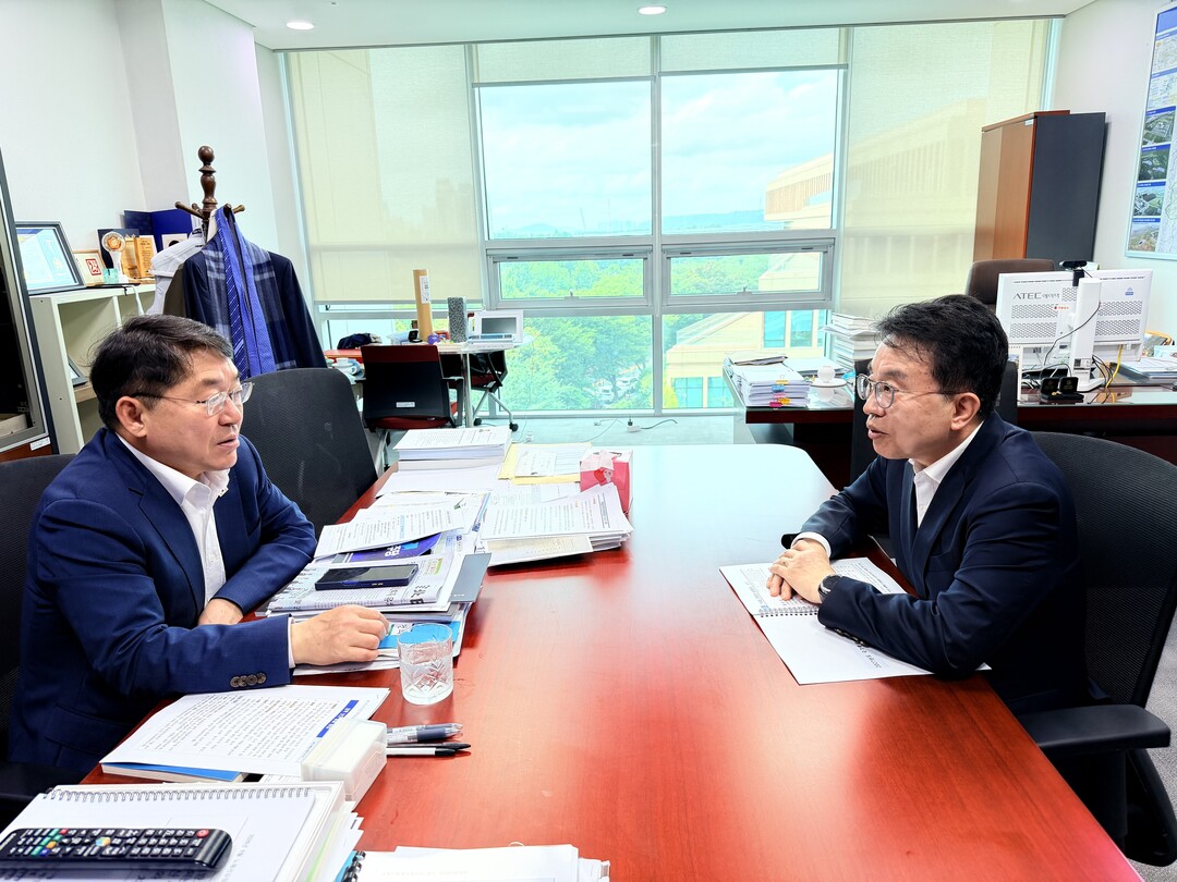 양충모 남원시장 첫 국회 방문...산업통상자원중소벤처기업위원회 박희승 의원 면담. 남원시 제공