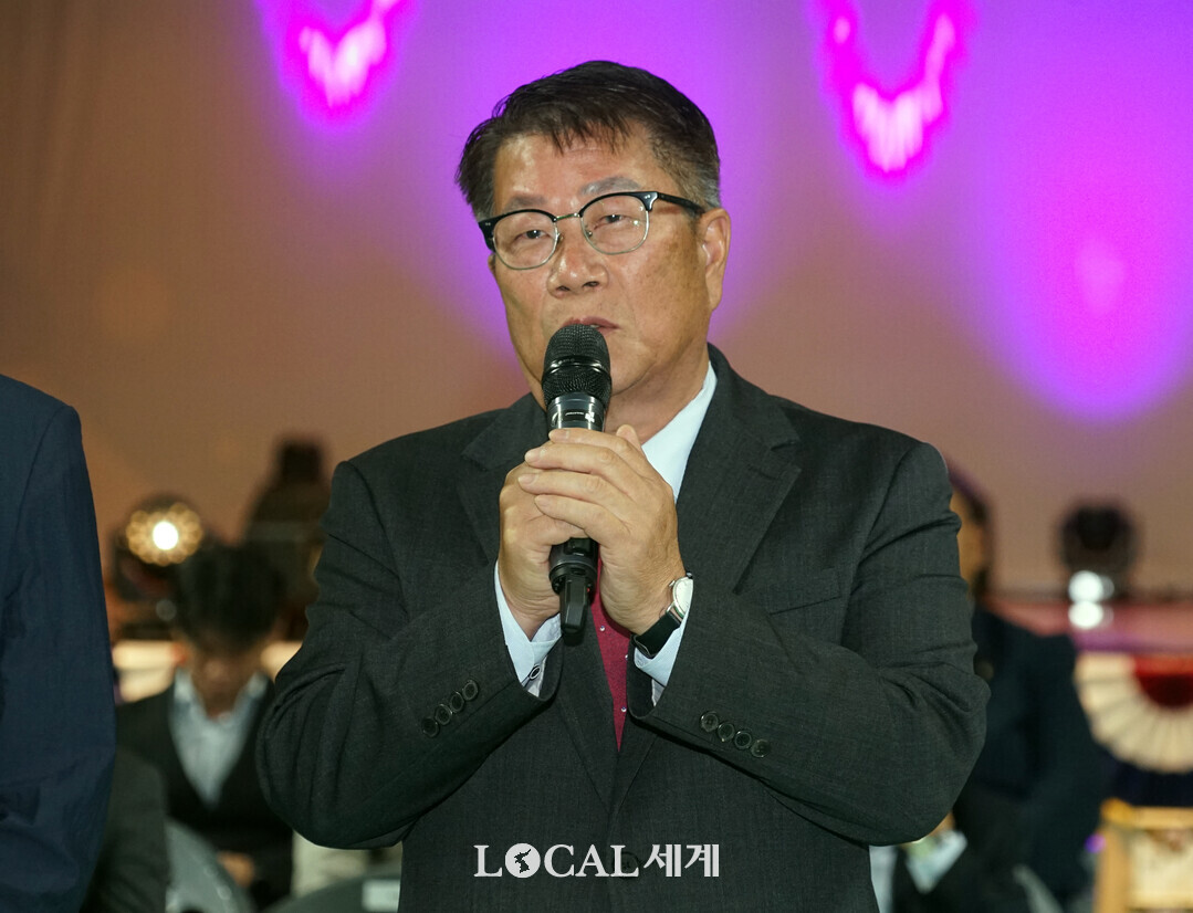 조웅희 화천군의장이  &lsquo;제24회 4개군(철원 화천 양구 인제) 이장 한마음대회&rsquo;에서 축사를 하고 있다