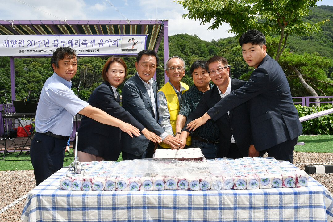 2026 채향원 블루베리 축제가 11일 간동면 뛰게마을에서 김세훈 군수, 조웅희 군의장과 군의원, 박대현 도의원을 비롯한 관광객들이 참여한 가운데 열렸다.(화천군청 제공)