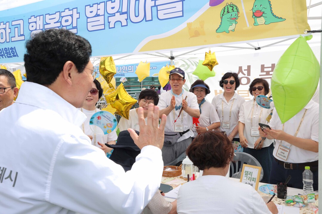 이상일 용인특례시장(왼쪽)이 11일 용인특례시 주민자치박람회에서 시민들과 인사를 나누고 있다.
