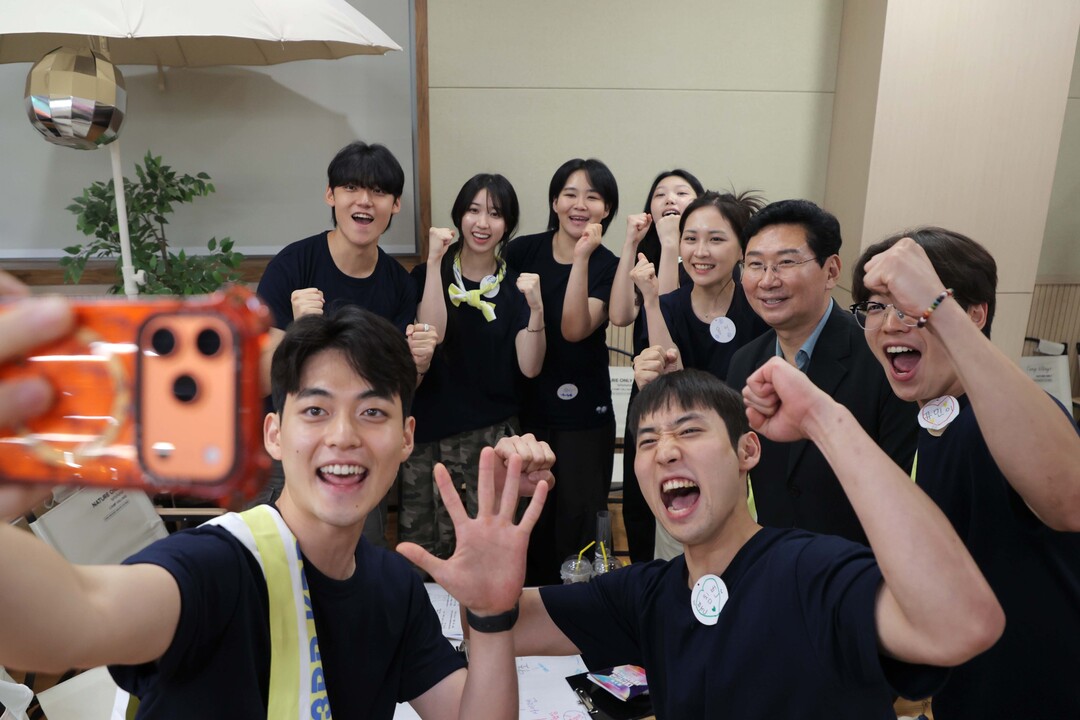 제3회 대한민국 대학연극제 개막식에서 이상일 시장이 참가자들과 기념촬영을 하고 있다.