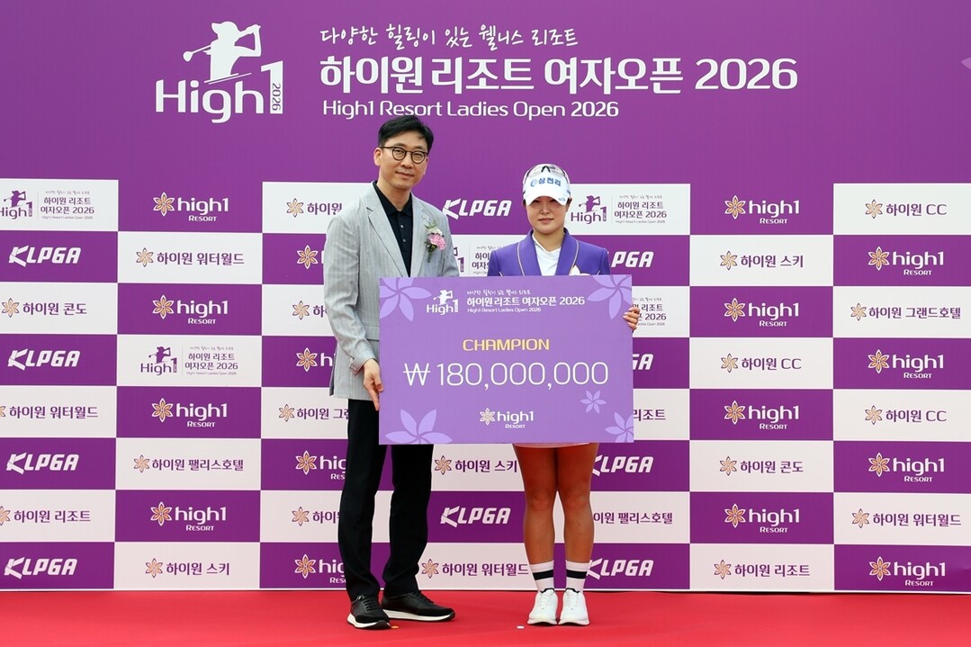 강원랜드 이민호 관광마케팅 본부장 직무대행이 고지우에게 우승상금을 전달 중. 강원랜드 제공