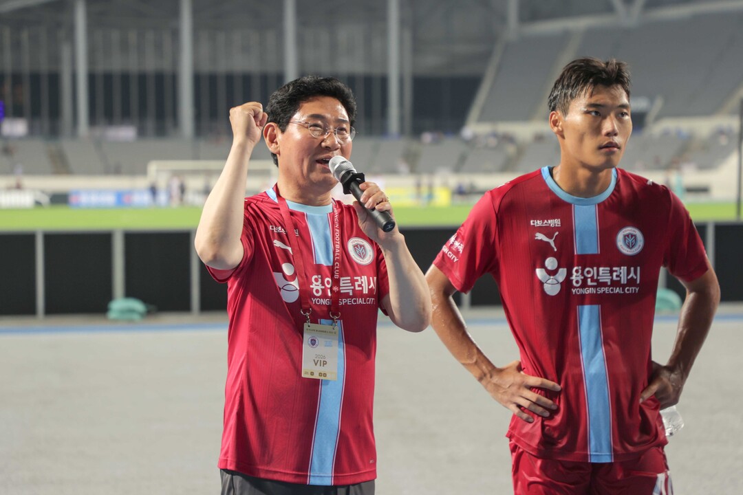  이상일 용인특례시장이 11일 미르스타움에서 열린 용인FC와 충북청주FC 경기가 끝난 뒤 서포터즈들에게 인사를 하고 있다. 용인시 제공