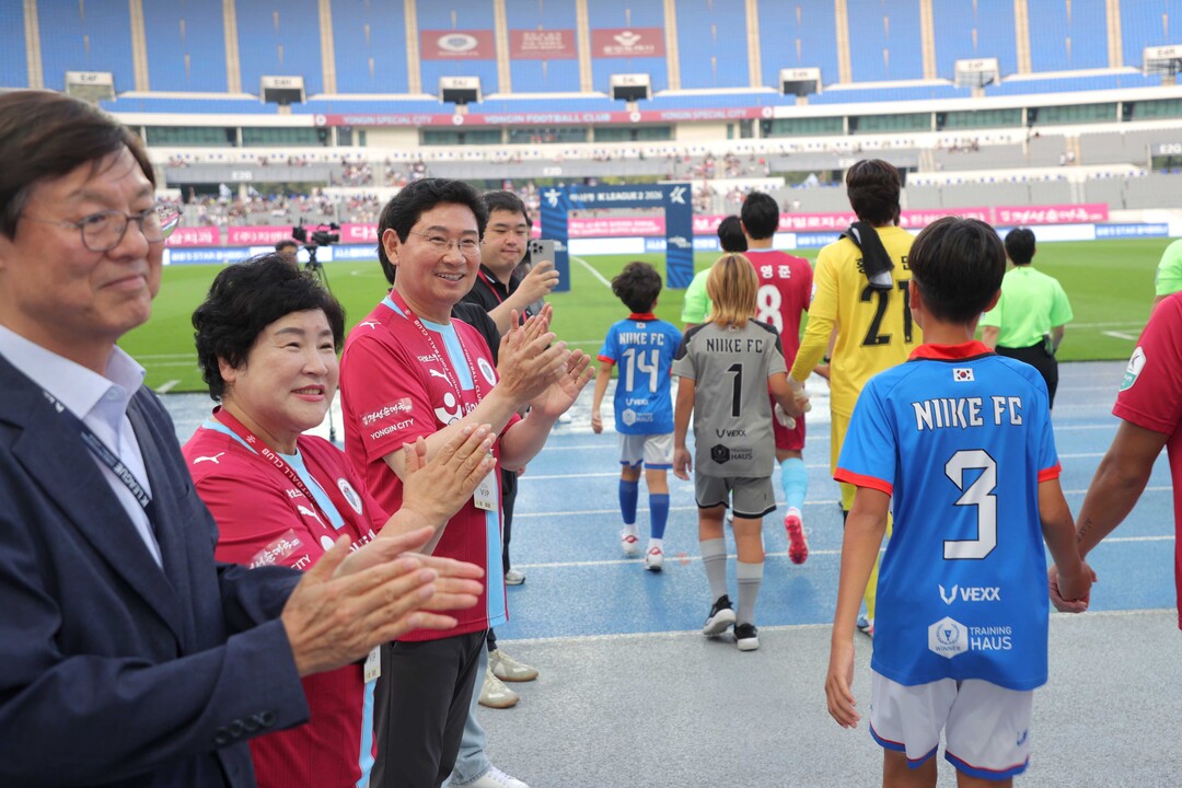  이상일 용인특례시장이 11일 미르스타움에서 열린 용인FC와 충북청주FC 경기에서 선수들을 응원하고 있다.