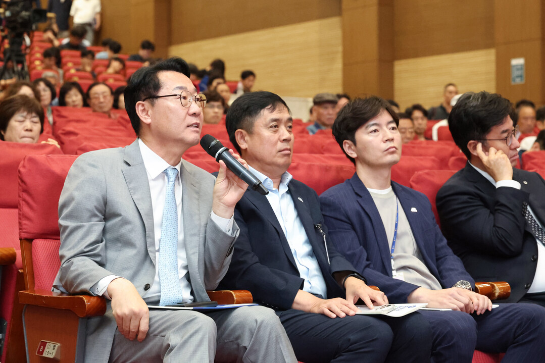 정명근 화성특례시장이 중부권 광역급행철도(JTX) 추진 촉구를 위한 국회 토론회에서 질의응답을 통해 중부권 광역급행철도 추진의 필요성을 설명하고 있다.