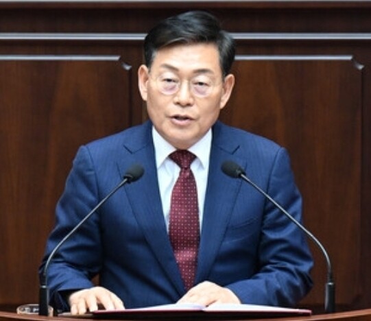 부산시의회의 다수당인 국민의힘 박종철 원내대표(기장군1)가 14일 열린 제338회 부산시의회 임시회 제1차 본회의에서 향후 시정을 관통할 &lsquo;협치 청사진&rsquo;을 제시하며 첫 대표연설을 하고 있다.  부산시의회 제공