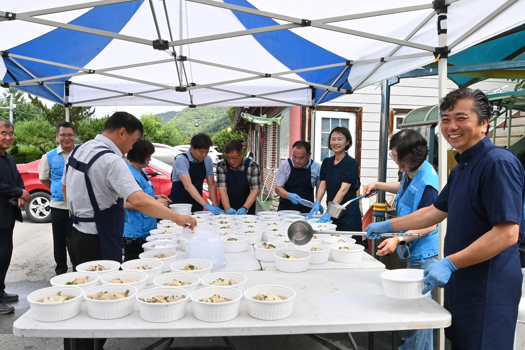 화천군의회가 지역사회보장협의체가 마련한 소외계층 삼계탕 나눔 행사에 참여했다(화천군의회 제공)