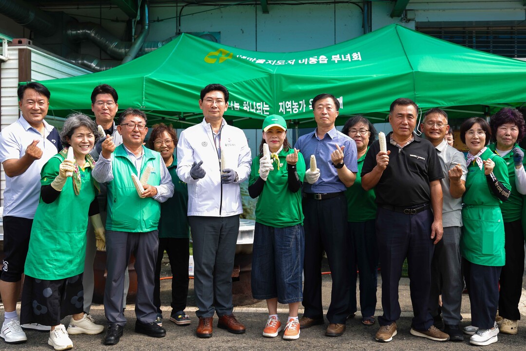 이상일 용인특례시장이 17일 이동읍 새마을부녀회가 마련한 