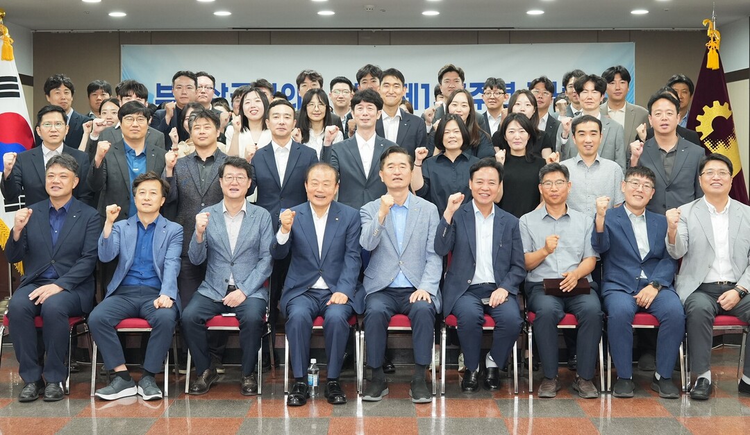 1889년 &lsquo;민족상권 옹호&rsquo;라는 숭고한 기치를 내걸고 태동했던 부산상공회의소가 20일 창립 137주년을 맞아 또 한 번의 거대한 항해를 선언했다. 양재생(앞줄 왼쪽에서 네 번째) 회장은 기념사를 통해 " "라고 역설했다. 부산상의 제공