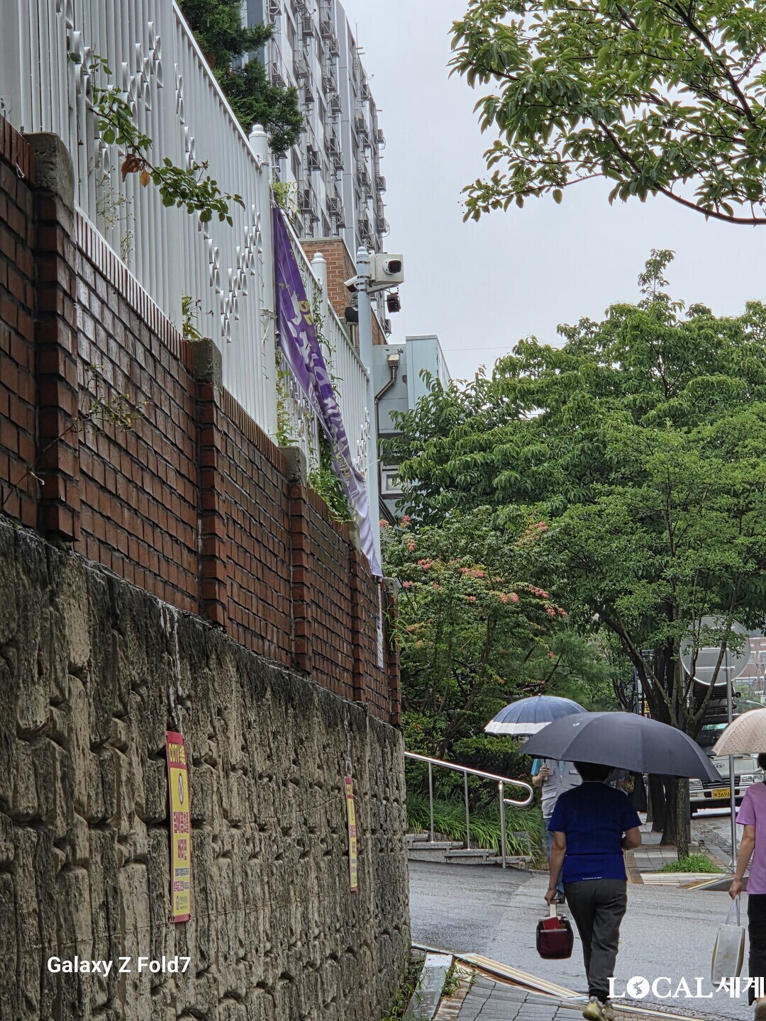 경찰이 방호 목적으로 설치한 CCTV가 인도를 촬영하고 있다