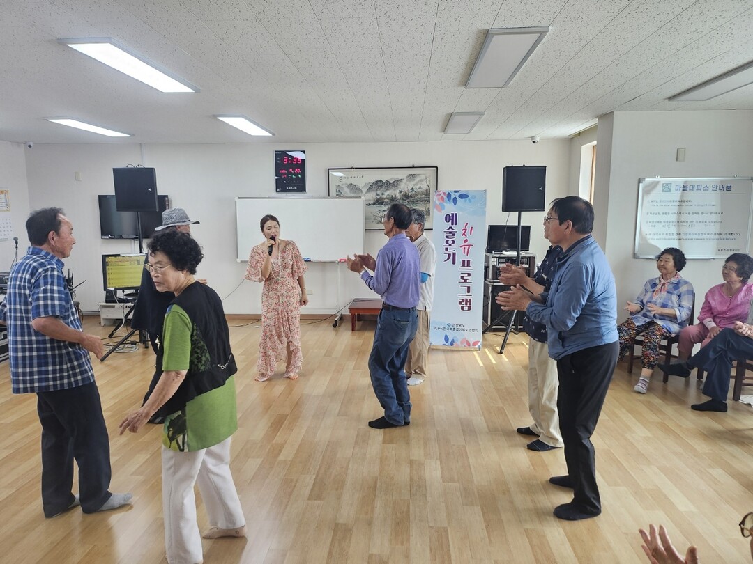 어르신맞춤 경로당 예술온기 치유프로그램 실시. 의성군 제공