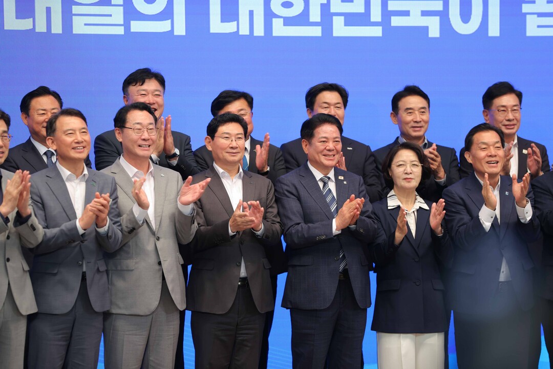 이상일 용인특례시장이 22일 ‘민선 9기 도지사-시장·군수 간담회’에서 추미애 지사, 시군 단체장들과 기념사진 촬영을 하고 있다.

