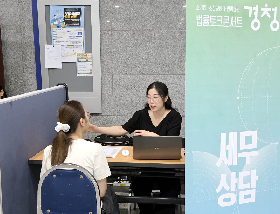 전문가 실시간 상담부스 운영 모습 법률특허, 노무세무, 사업계획, IR 등 6개 분야 9개 상담 부스가 설치돼 전문가와의 실시간 상담도 이뤄졌다. 경청 제공