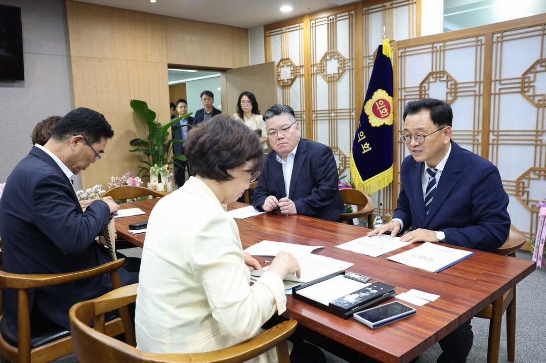 민경선 고양시장, 경기도의회·도청 방...