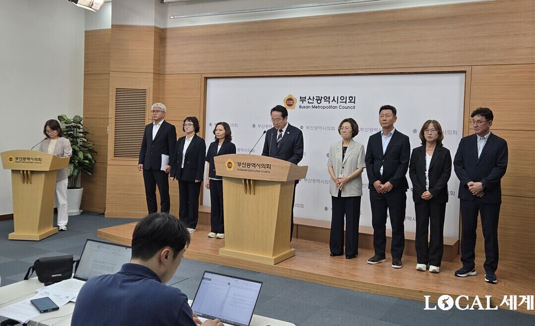 박재범 부산 남구청장이 부산시의회 브리핑룸에서 기자회견을 하고 있다.
