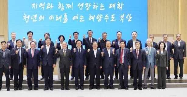 부산시가 23일 부산시청 1층 대강당에서 제6회 앵커위원회를 개최한 뒤 전재수 부산시장과 등 참석자들이  기념촬영을 하고 있다. 부산시