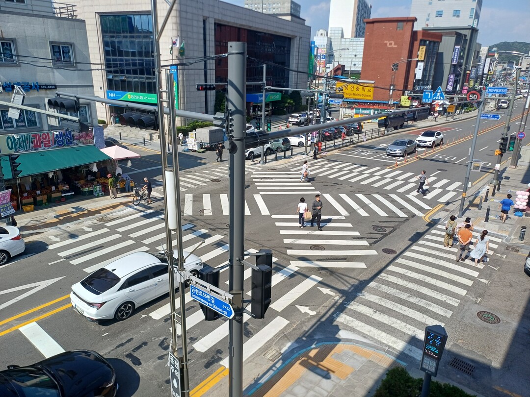 용인특례시는 안전한 도로 환경을 조성하기 위해 주요 교차로 6곳의 교통체계를 개선했다. 사진은 처인구청사거리. 용인시 제공