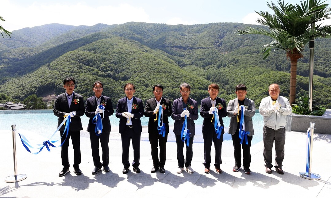 하이원리조트 인피니티풀 블루스카이 개장식을 가졌다(왼쪽에서 세번째부터 안광복 상임감사위원, 남한규 대표이사직무대행). 강원랜드 제공