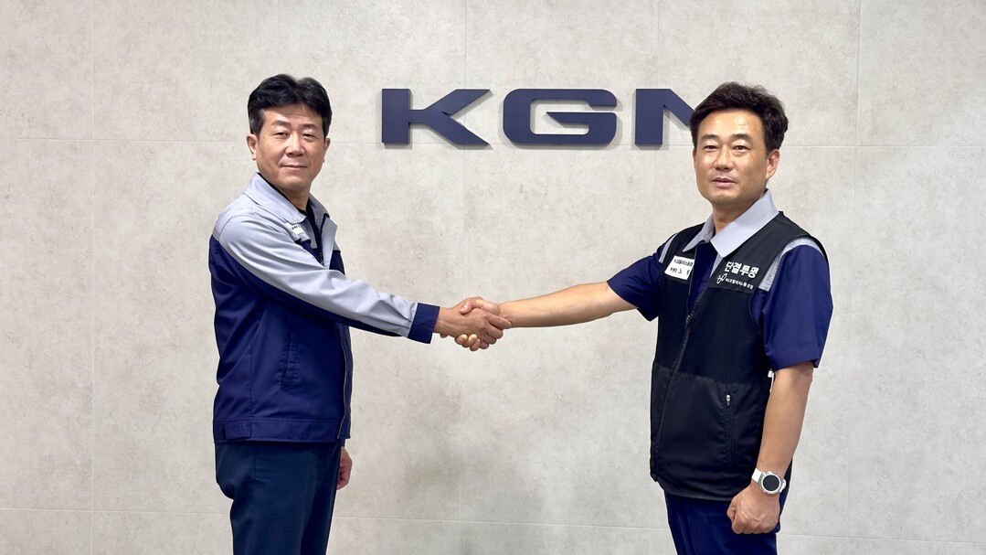 KGM이 지난 29일 임단협 협상 잠정합의안에 대한 조합원 찬반 투표에서 합의안이 찬성으로 가결됨에 따라 2026년 임단협 협상을 최종 마무리 지었다. (협상 타결 후 악수하는 모습. 사진 왼쪽 KGM 황기영 대표이사, 오른쪽 노철 노동조합 위원장)/KGM 제공