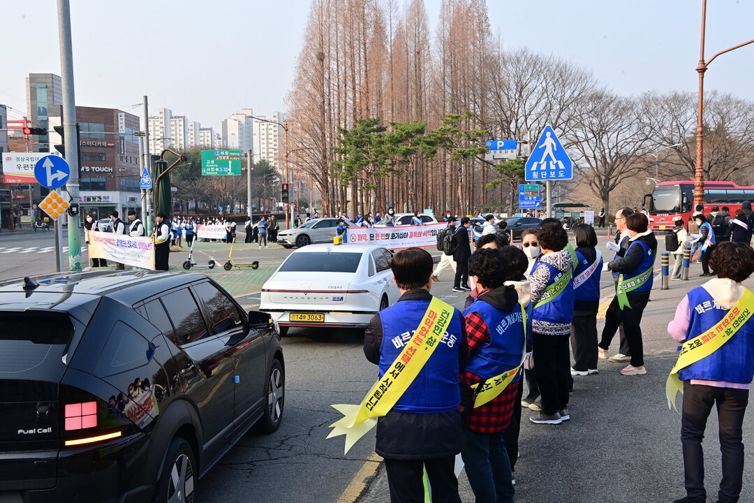 진주시내에서 마약관련 경찰서,교육청등 관계자들이 예방 캠페인을 하고 있다. 진주시 제공