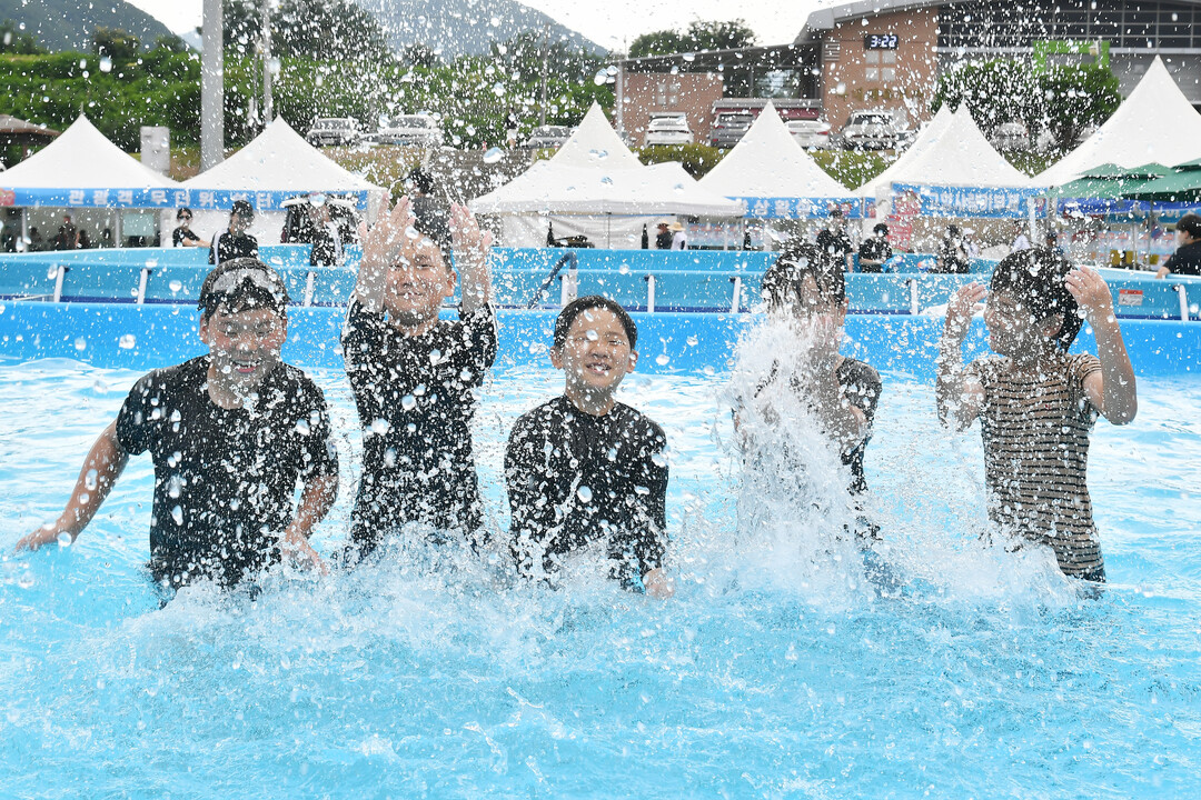개막 첫날 축제장을 찾은 관광객들이 물놀이 시설에서 무더위를 식히고 있다(화천군청 제공)