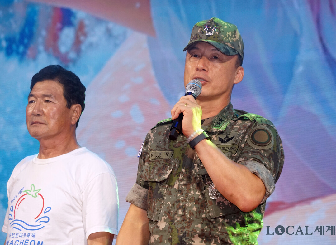 임외택 사단장이  2026 화천토마토축제 개막식에서 축사를 하고 있다