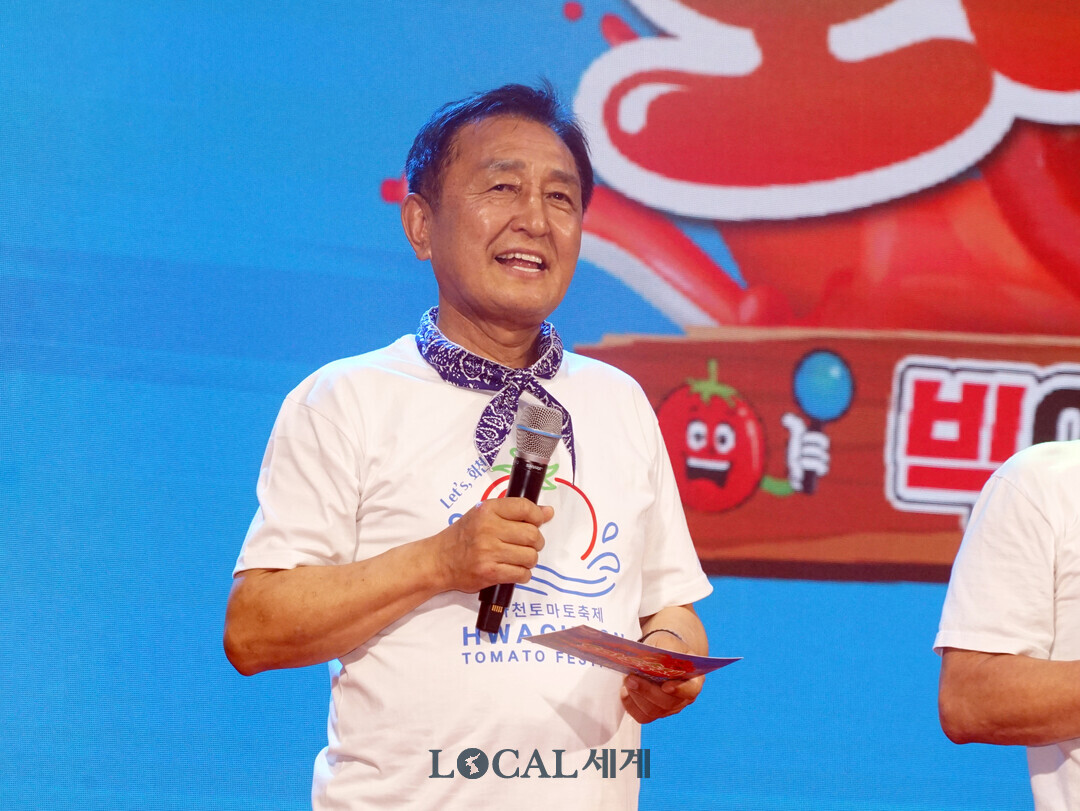 김세훈 군수가  2026 화천토마토축제 개막식에서 환영사를 하고 있다