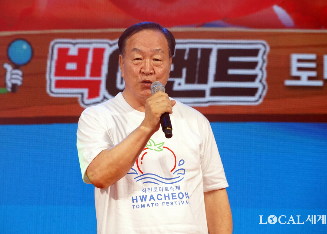 한기호 국회의원이  2026 화천토마토축제 개막식에서 축사를 하고 있다
