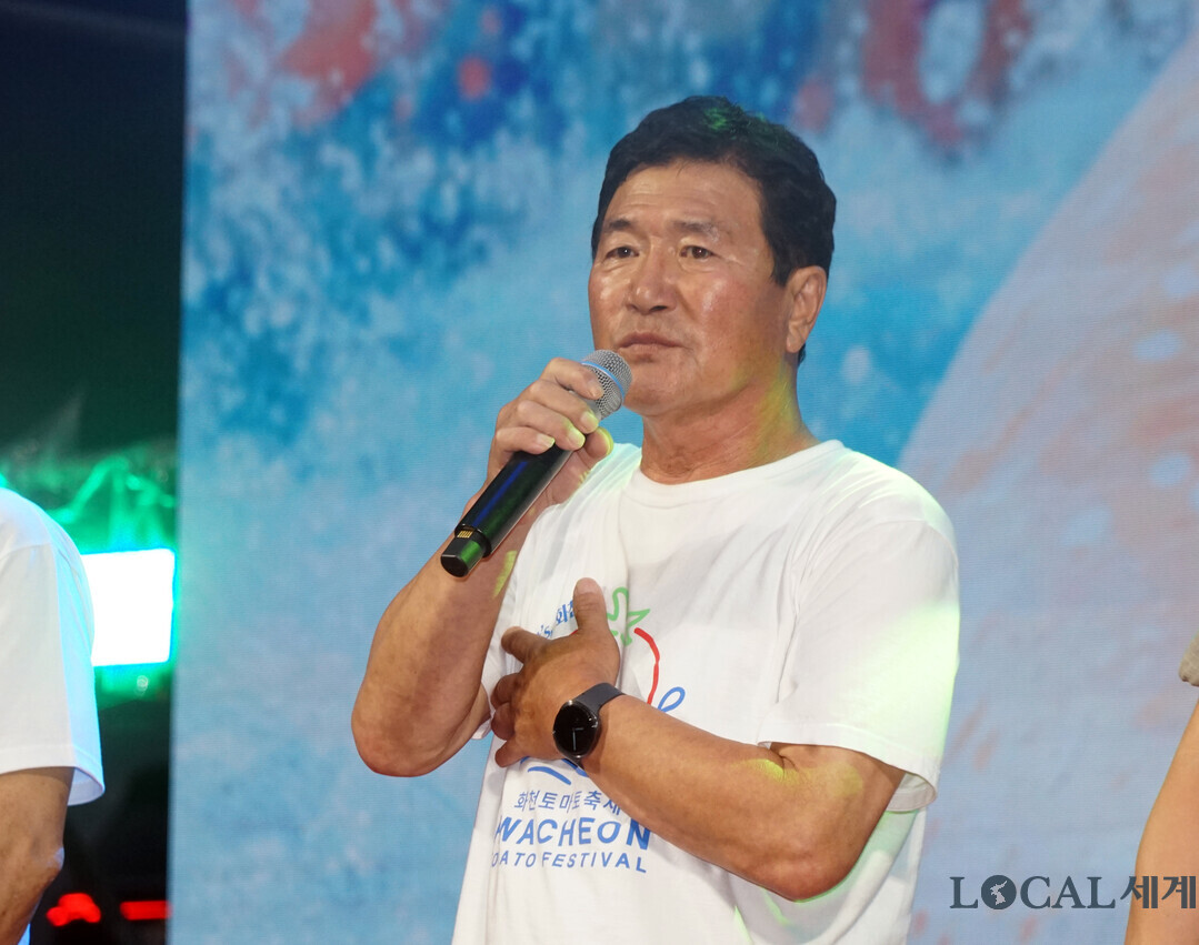 문영주 위원장이  2026 화천토마토축제 개막식에서 축사를 하고 있다
