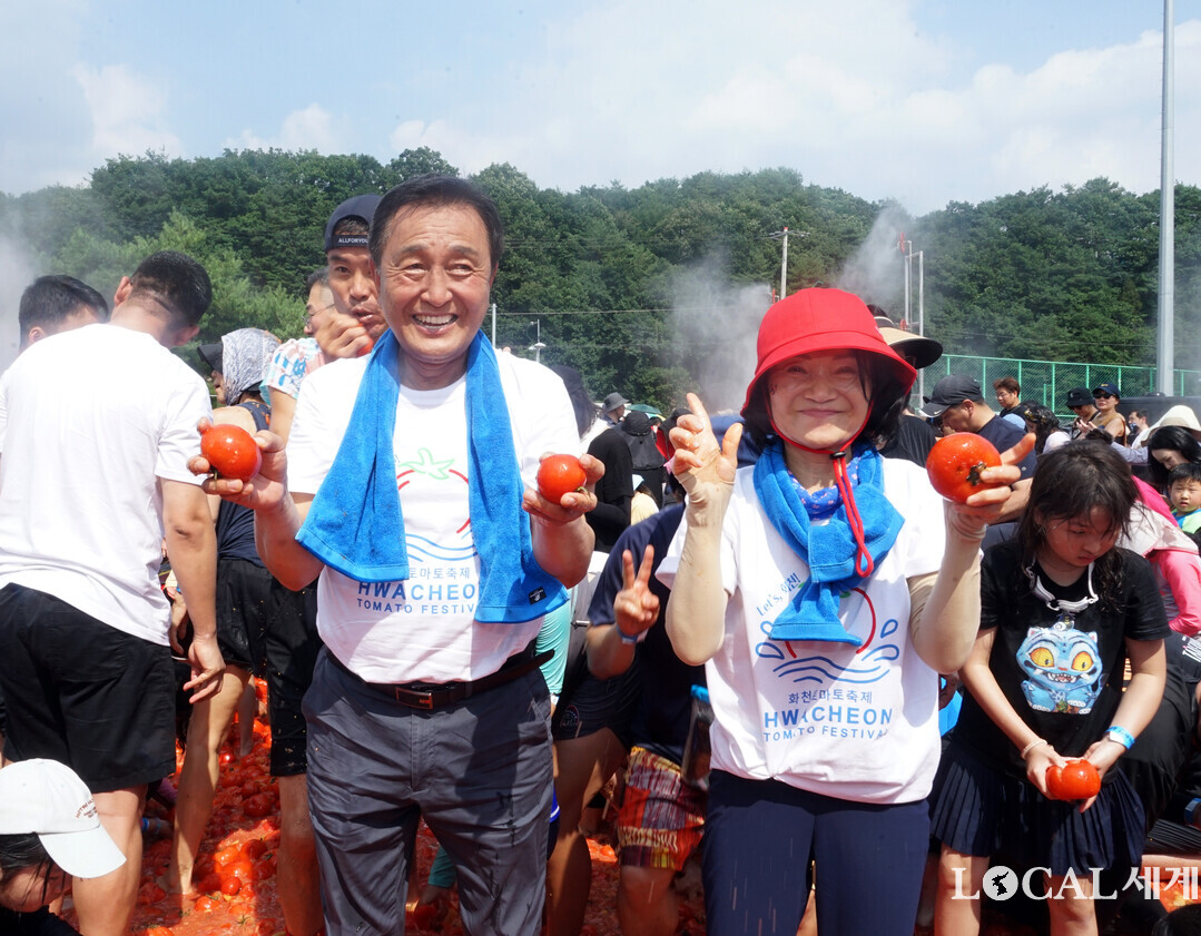 김세훈 화천군수 내외가 관광객들과 함께 &lsquo;황금반지를 찾아라&rsquo;이벤트에 참여했다