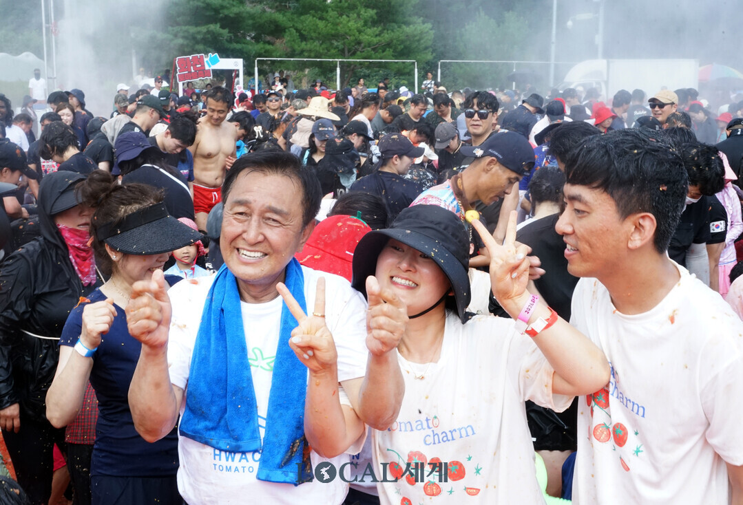 김세훈 군수(왼쪽 첫번째)가 황금반지를 찾은 이나래 씨 부부와 기념촬영을 하고 있다