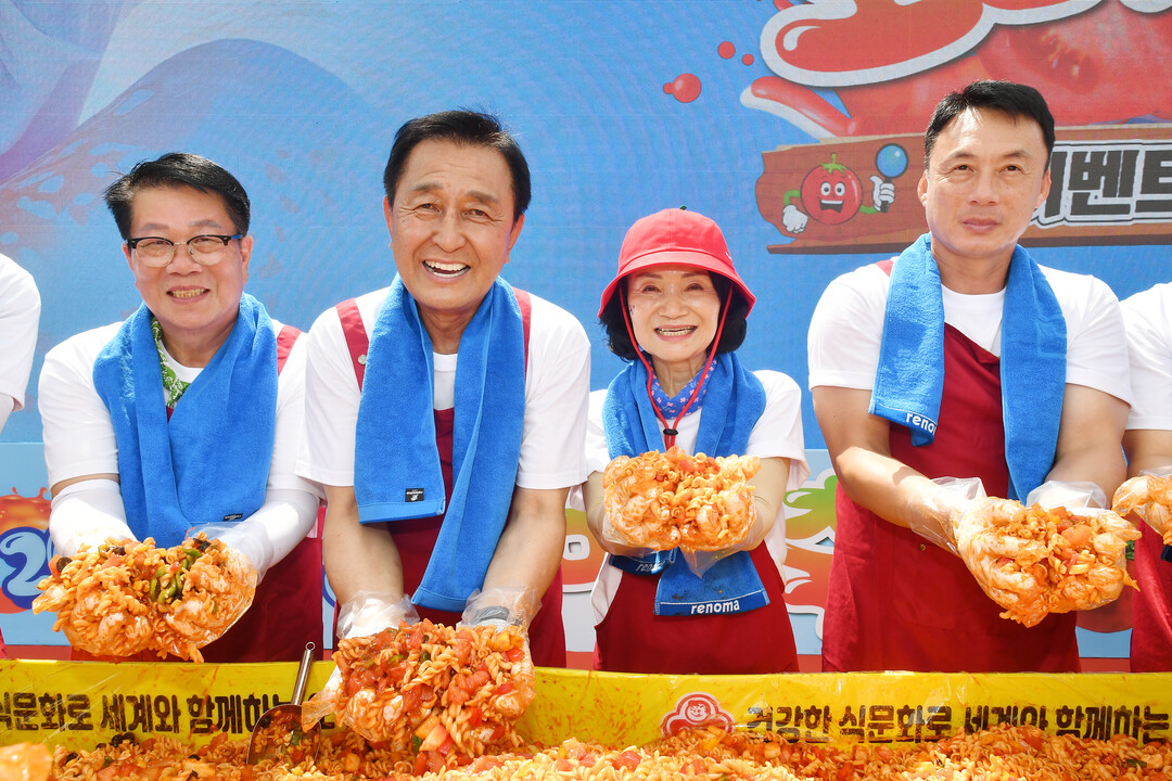김세훈 군수 내외(가운데)와 조웅희 군의장(왼쪽 첫번째), 임외택 사단장(오른쪽 첫번째)이 2026 화천토마토축제 