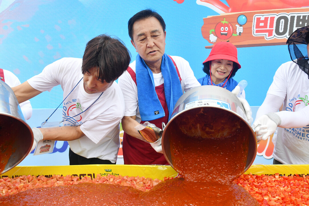 김세훈 군수 내외가 2026 화천토마토축제 