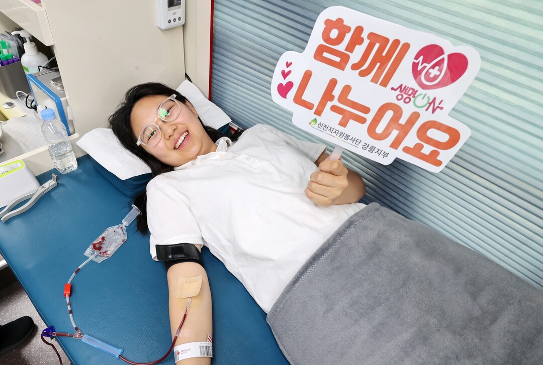 신천지자원봉사단 강릉지부의 한 봉사자가 헌혈캠페인에 참여해 헌혈을 하고 있다. 