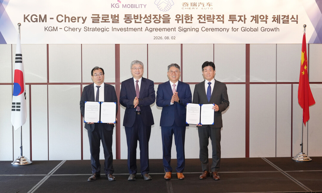 8월 2일 그랜드 하얏트에서 열린 KGM&ndash;체리자동차 글로벌 동반성장을 위한 전략적 투자 계약 체결식에서 계약서 서명 후 참석자들이 기념촬영을 하고 있다. (왼쪽부터 체리자동차 장귀빙 사장, 체리자동차 인퉁웨 회장, KGM 곽재선 회장, KGM 황기영 대표이사)