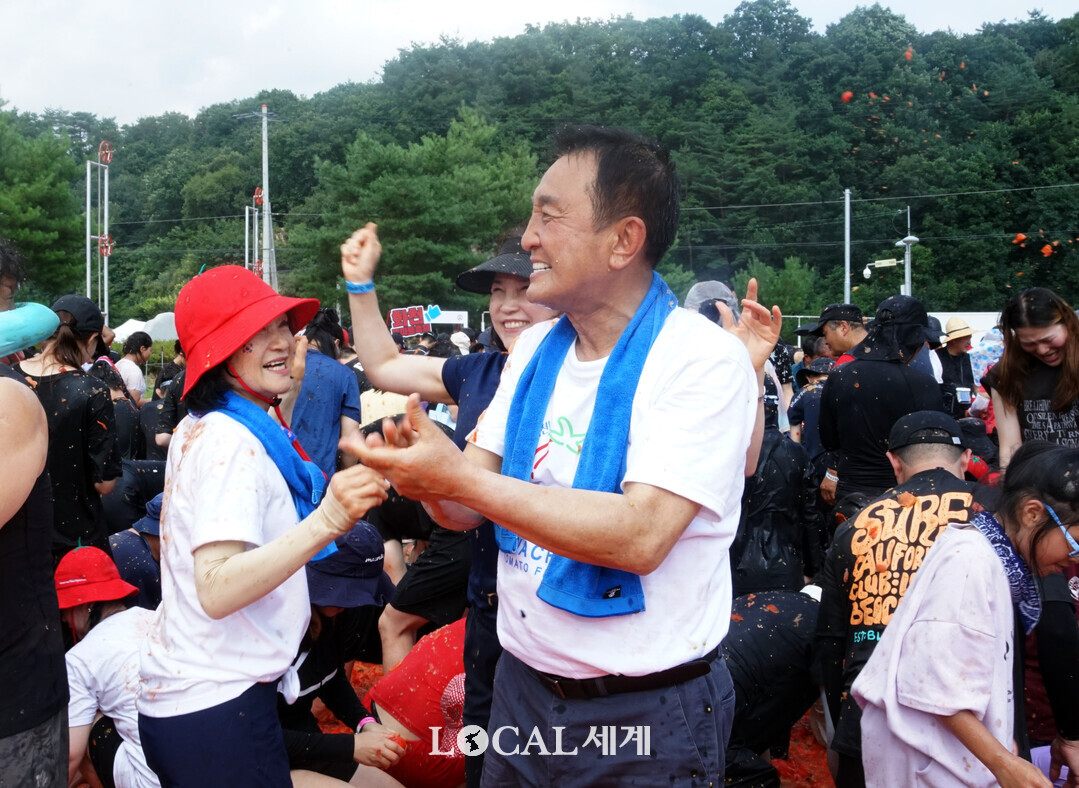  황금반지를 찾아라 이벤트에 참여한 김세훈 군수 내외 