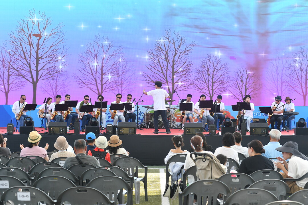 2일 화천토마토축제가 열리고 있는 화천군 사내면 사내체육공원에서 지역주민들로 구성된 화천군 윈드오케스트라 단원들이 무대에 올라 관광객들에게 연주를 들려주고 있다. (화천군청 제공)