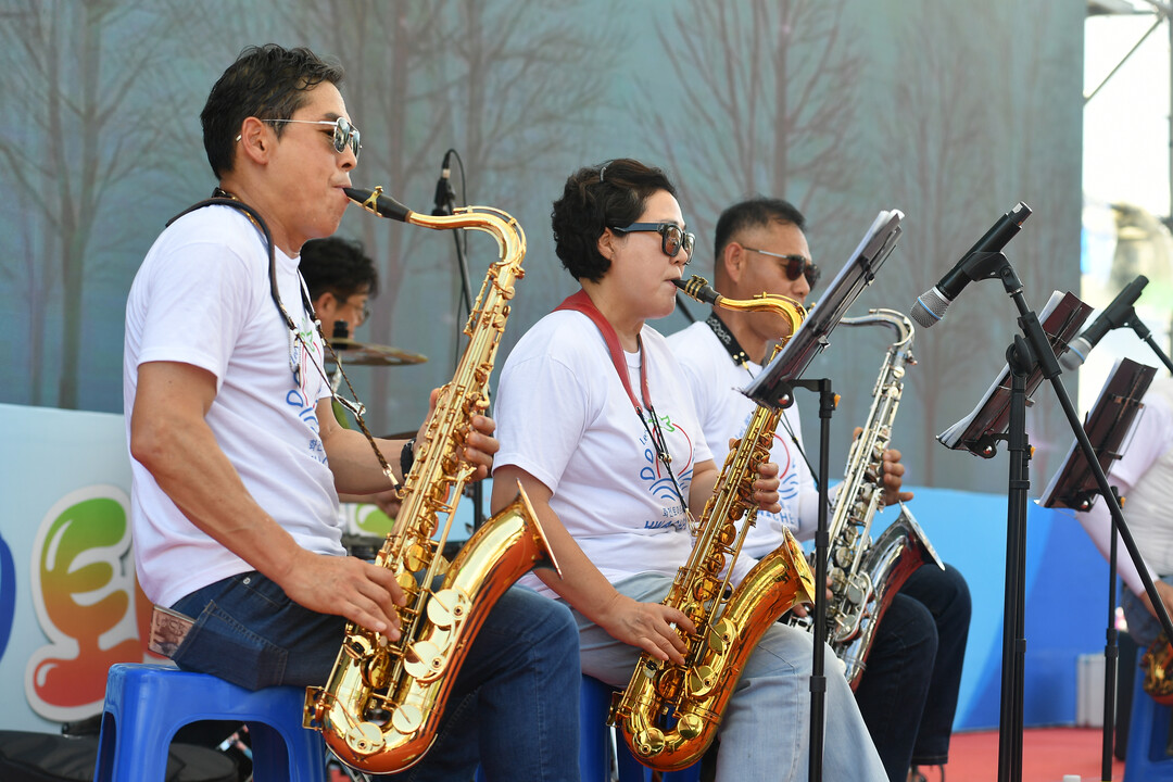 2일 화천토마토축제가 열리고 있는 화천군 사내면 사내체육공원에서 지역주민들로 구성된 화천군 윈드오케스트라 단원들이 무대에 올라 관광객들에게 연주를 들려주고 있다. (화천군청 제공)