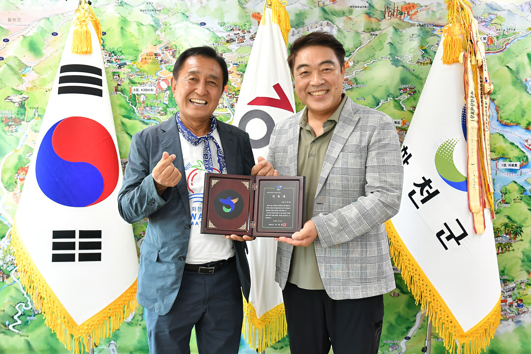  김세훈 화천군수(왼쪽)는 3일 군청 집무실에서 영화배우 겸 탤런트 이원종 씨에게 화천군 홍보대사 위촉패를 전달하고, 화천의 매력을 전국에 널리 알려 줄 것을 당부했다.(화천군청 제공) 
