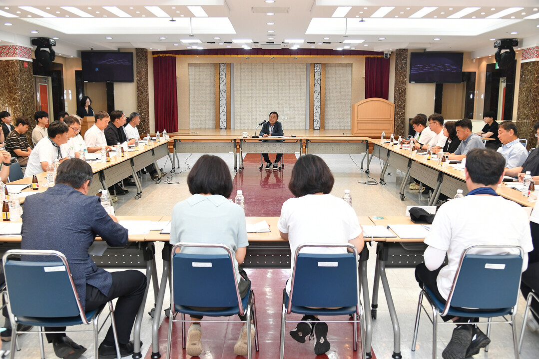 화천군 8월 주요 업무보고회가 3일 사내면 사내종합문화센터에서 김세훈 군수를 비롯한 각 실과소장, 담당 공무원들이 참석한 가운데 열렸다.(화천군청 제공)