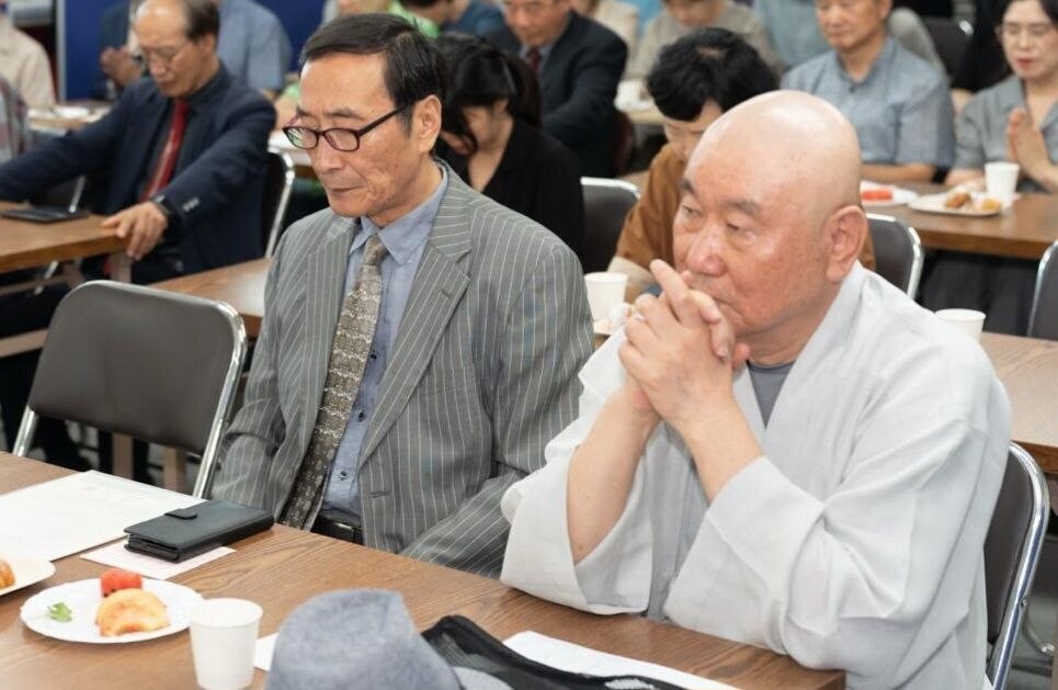 기독교&middot;불교&middot;원불교 등 종교지도자들이 지난 1일 부산에서 열린 구국기도회에서 나라와 민족의 평안, 국민 화합과 인권 존중을 위해 함께 기도하고 있다.