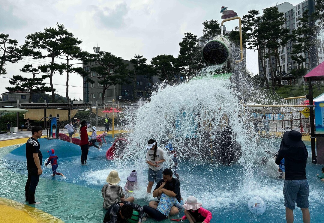 [기획] 충남 금산 아인수림공원 어린이 물놀이장, 울창한 천연 숲 품고 ‘폭염 탈출 성지’로 대폭발