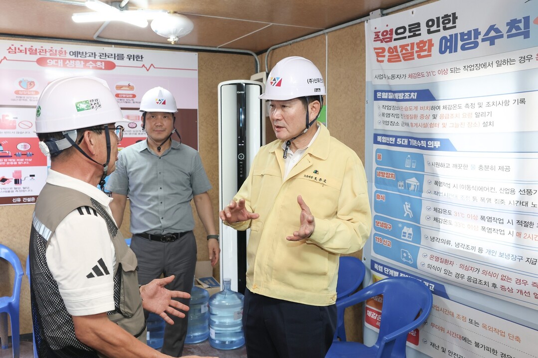 조용호 오산시장이 지난 3일 폭염 대응 현장을 찾아 야외근로자 보호조치와 쉼터 운영 상황을 확인하고 있다.