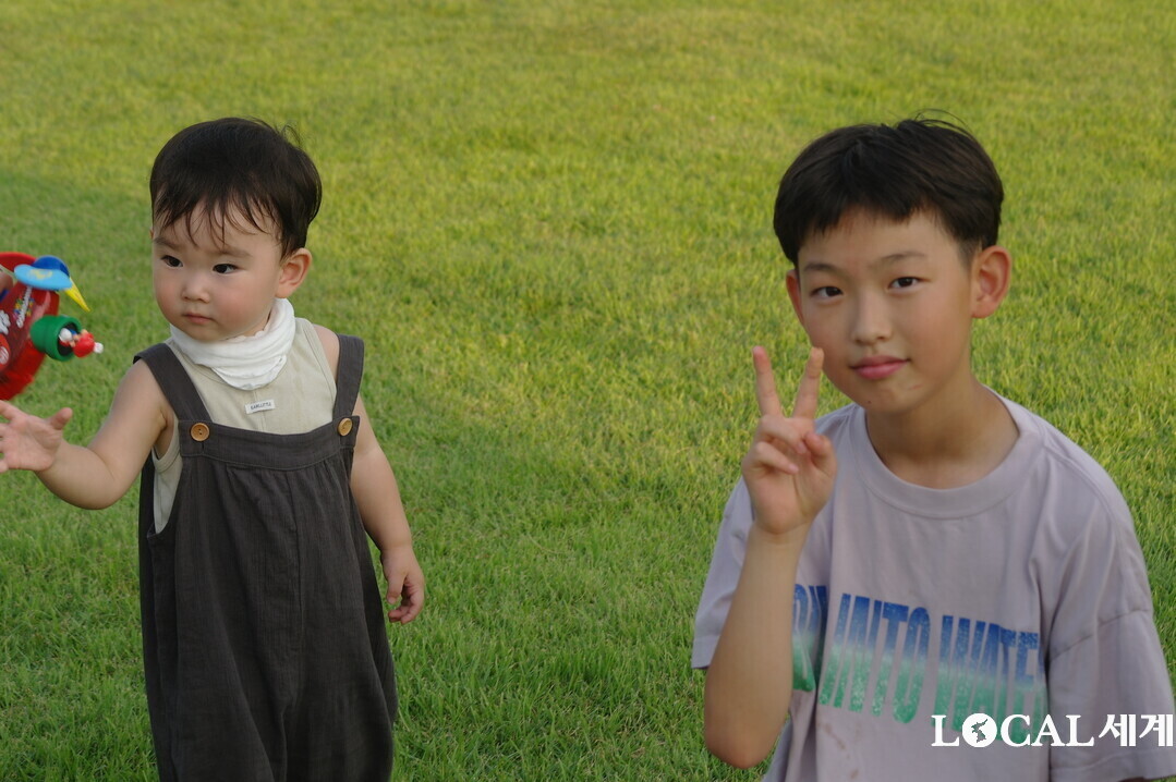 애기들이 부모와 함께 참여하고 있다.
