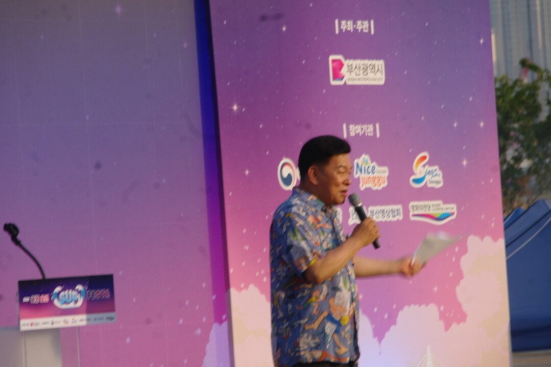 강철호 동구청장이 크루즈 관광특구 북항 해양레저 페스타에 개막식에서 인사를 하고 있다. 동구청 제공