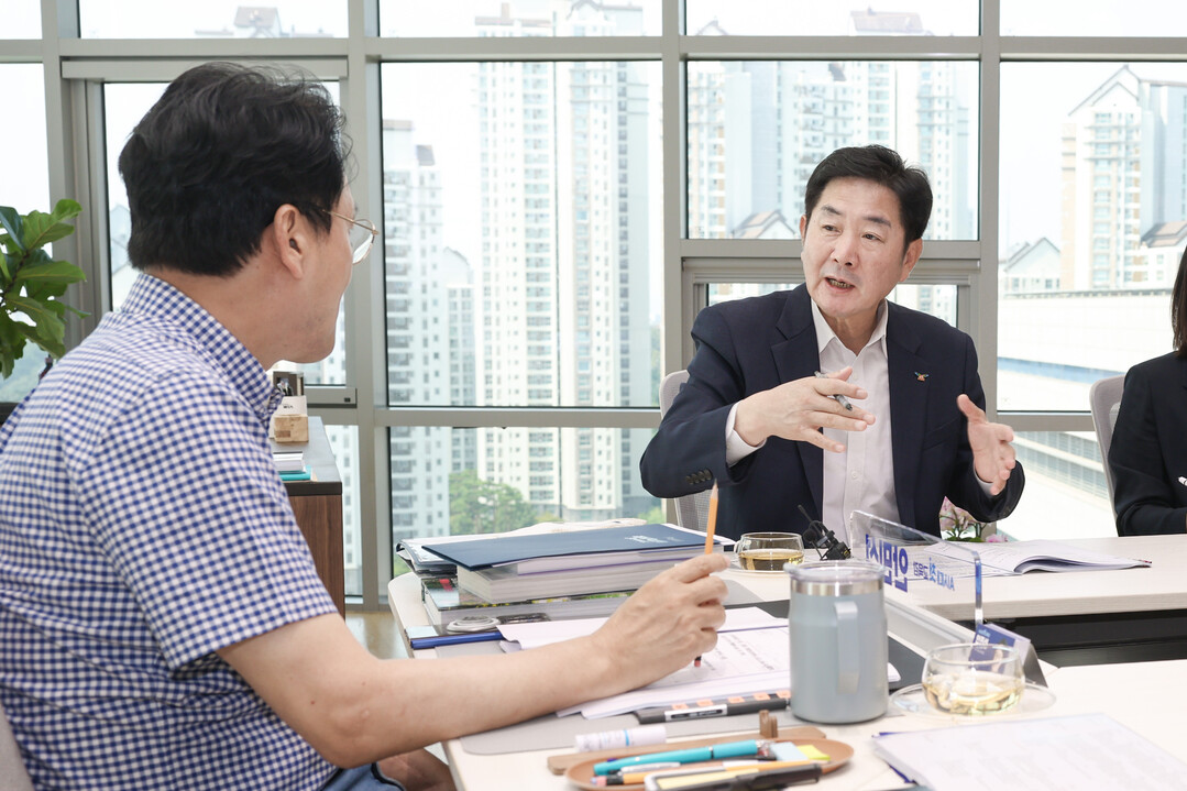 조용호 오산시장이 4일 경기도교육청에서 안민석 경기도교육감과 오산시 지역교육 현안에 대해 의견을 나누고 있다. 오산시 제공