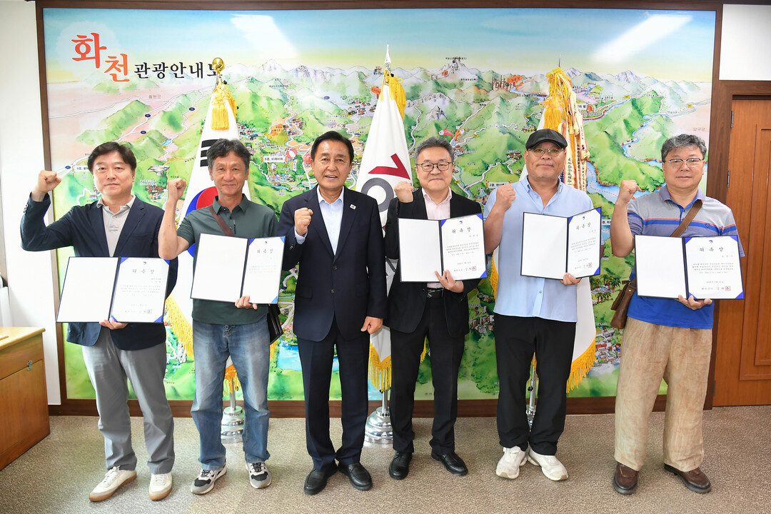  화천군 에너지 위원회 위원 위촉식을 열고, 신규 위원 5명에게 위촉장을 수여했다. (왼쪽에서 세번째 김세훈 화천군수. 화천군청 제공)